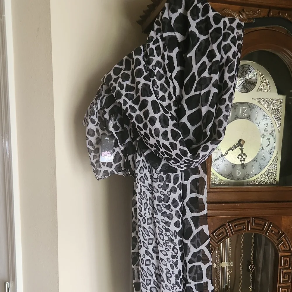 NWT, Elegant Black and White Animal Print Scarf - Picture 5 of 6